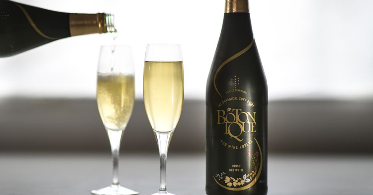 Botonique bottle with 2 champagne flute glasses