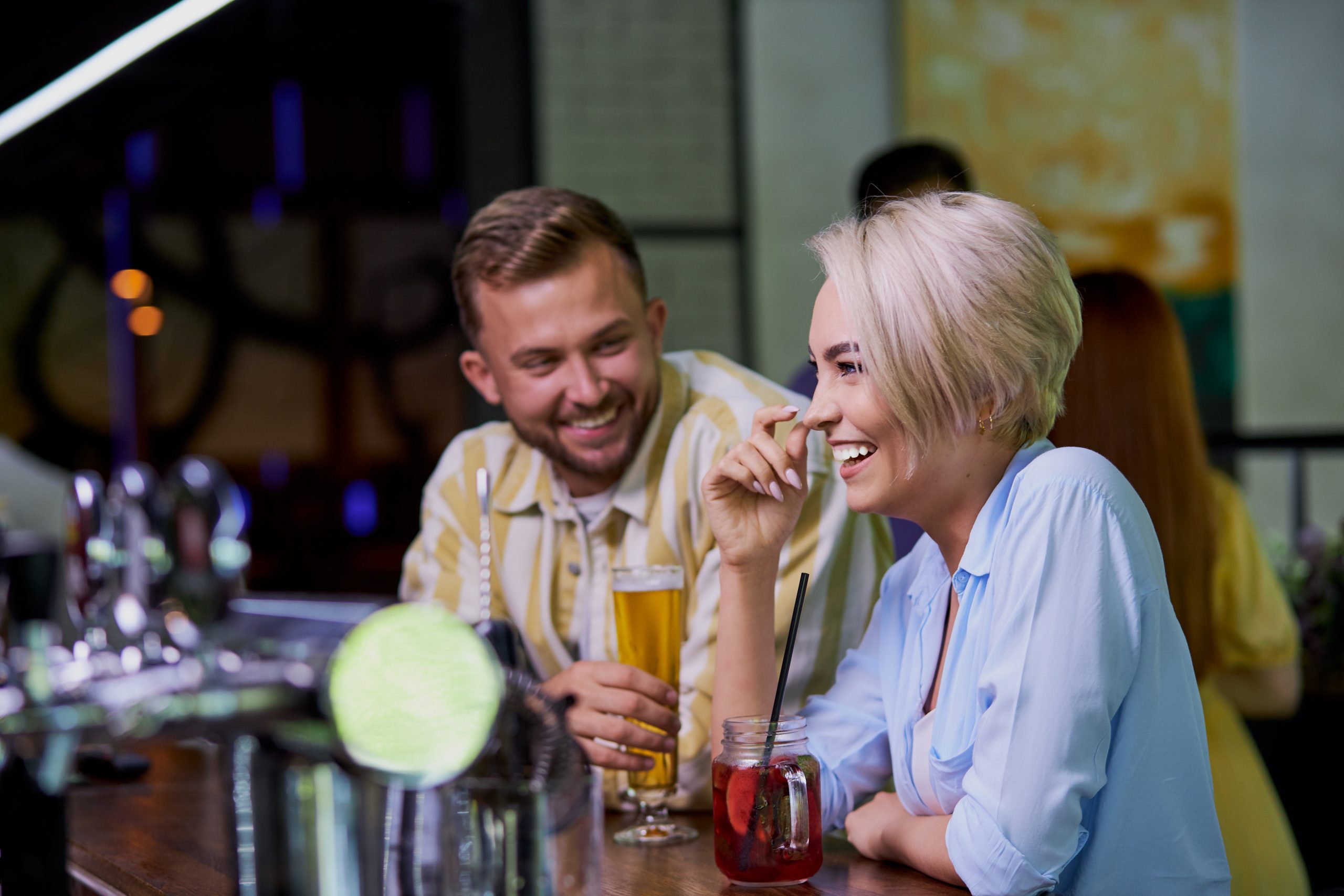 How to become a master at talking to strangers at the bar